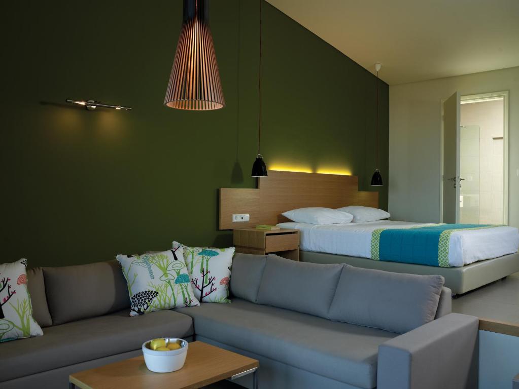 Postel nebo postele na pokoji v ubytování Thalatta Seaside Hotel
