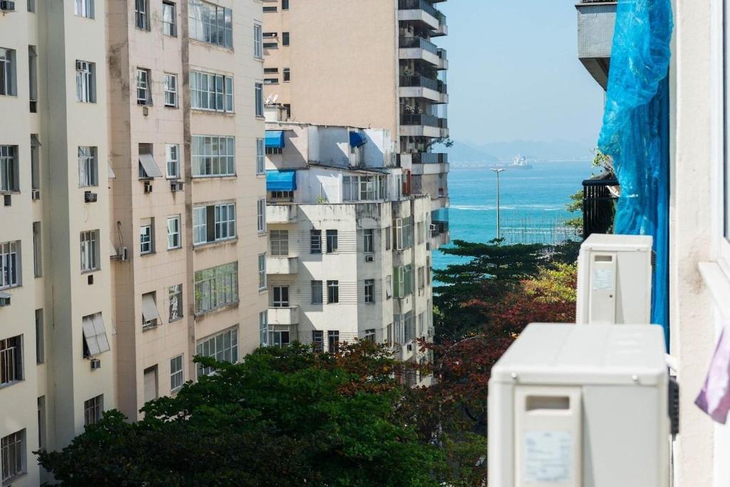 - Vistas a un edificio alto y al océano en Studio vista lateral mar perto de 3 praias e Wifi 250Mb, en Río de Janeiro