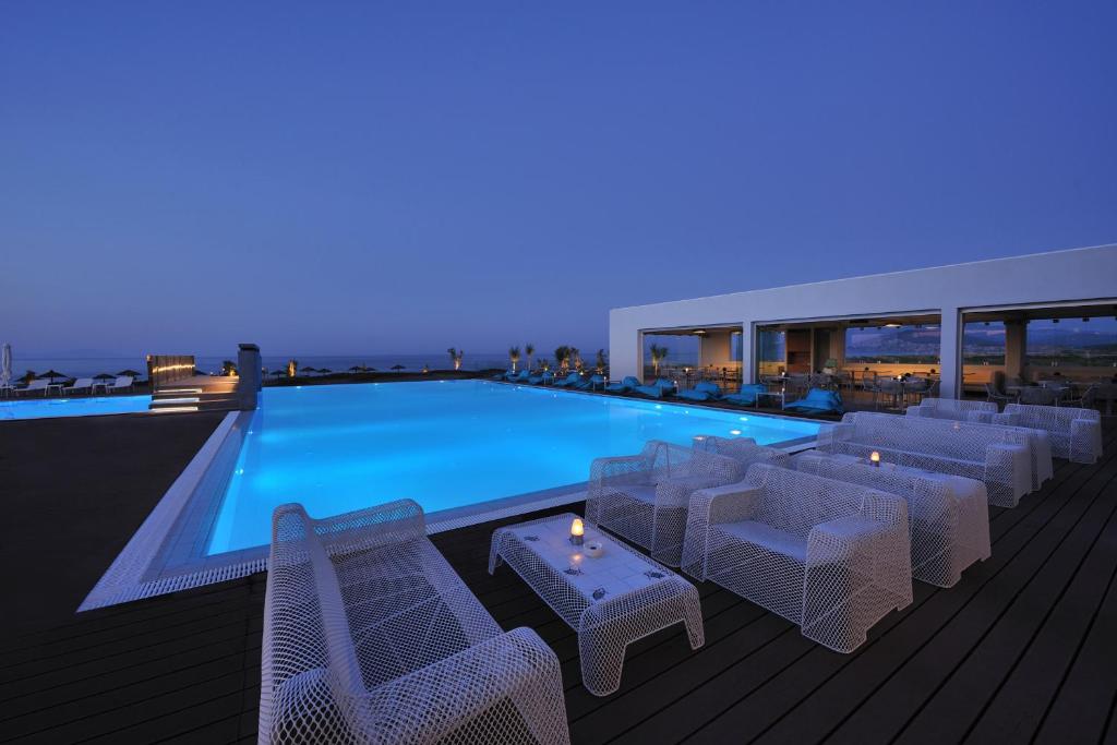 Bazén v ubytování Thalatta Seaside Hotel nebo v jeho okolí