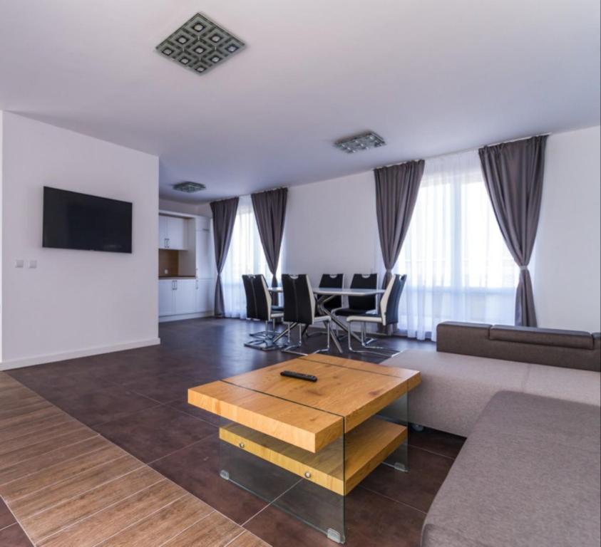 - un salon avec un canapé et une table dans l'établissement Salia Apartments Tsarevo, à Tsarévo