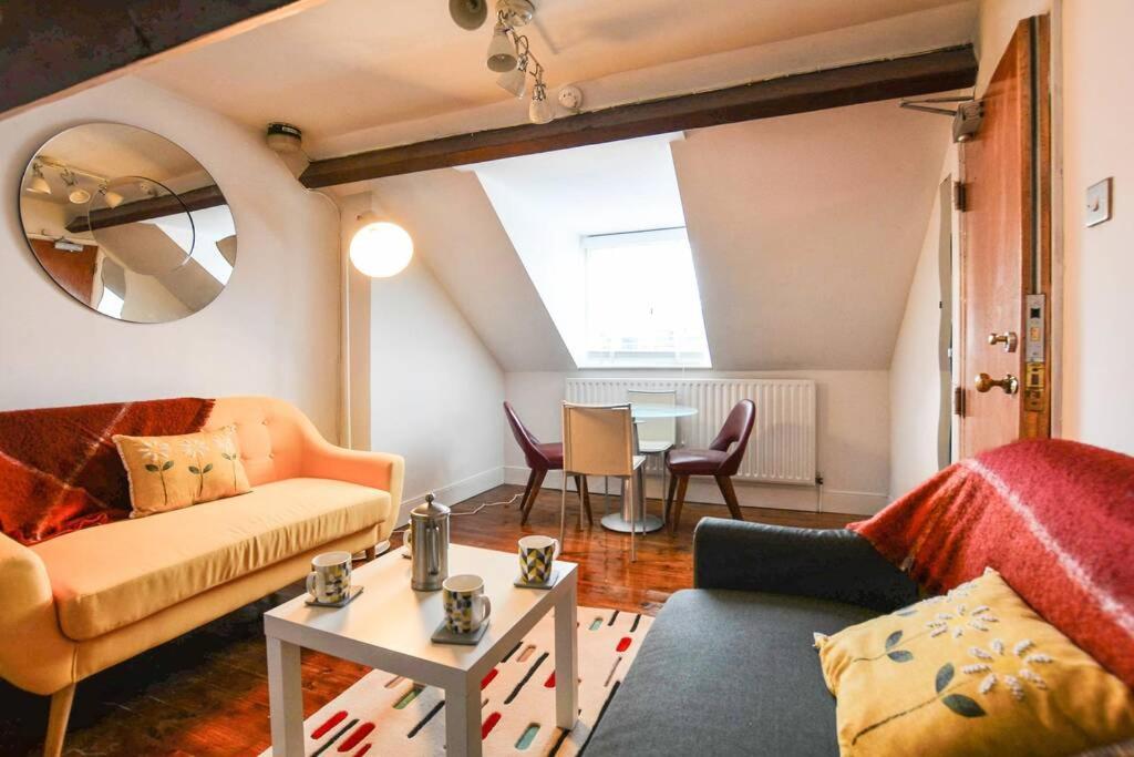Loft Maisonette - 1 FREE PRIVATE PARKING SPACE - 60 SECOND WALK 2 MINSTER!