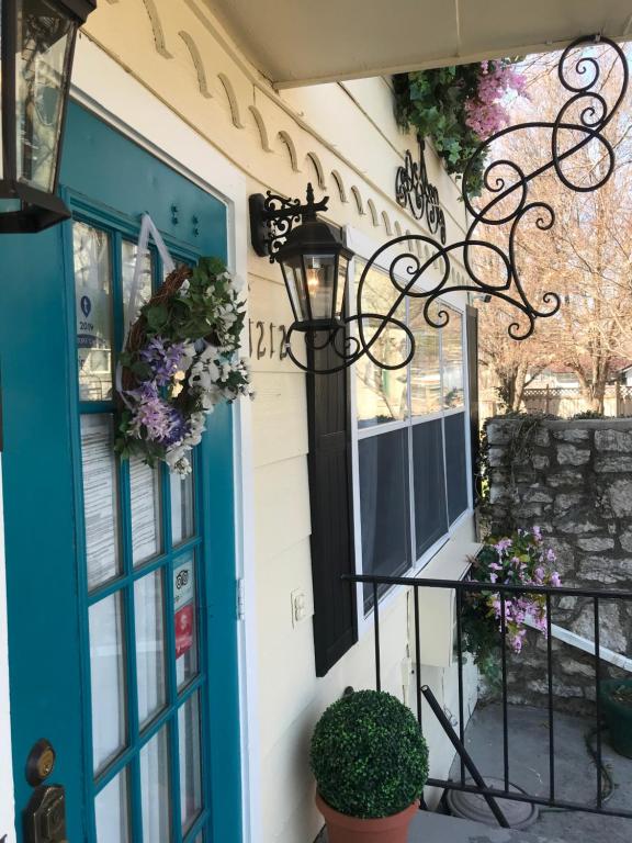 une porte d'entrée d'une maison ornée de fleurs dans l'établissement Woodstock Inn Bed & Breakfast, à Independence