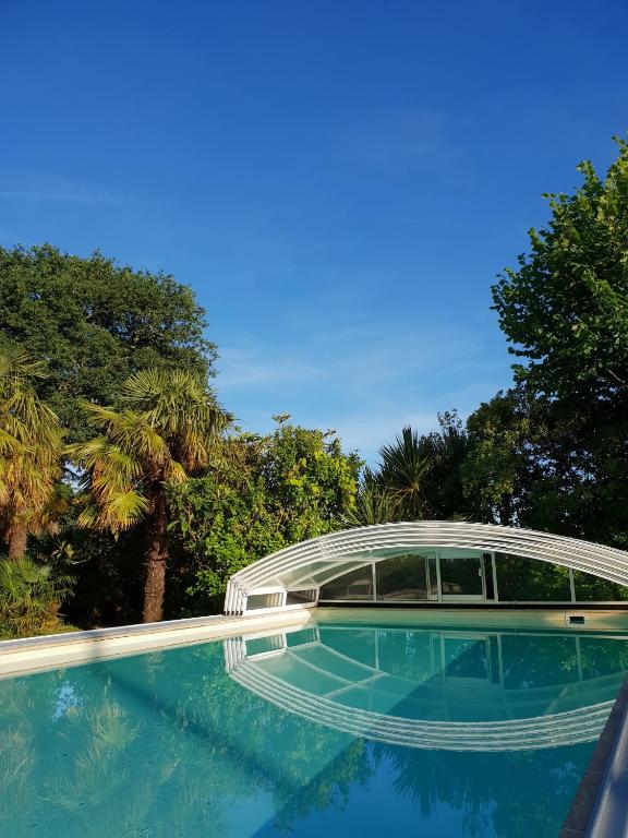 une piscine avec un dôme au-dessus dans l'établissement Gite 