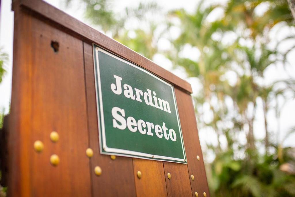 a sign that says jamaican seafoodoco on a wooden wall at Jardim Secreto - Itaipava in Itaipava
