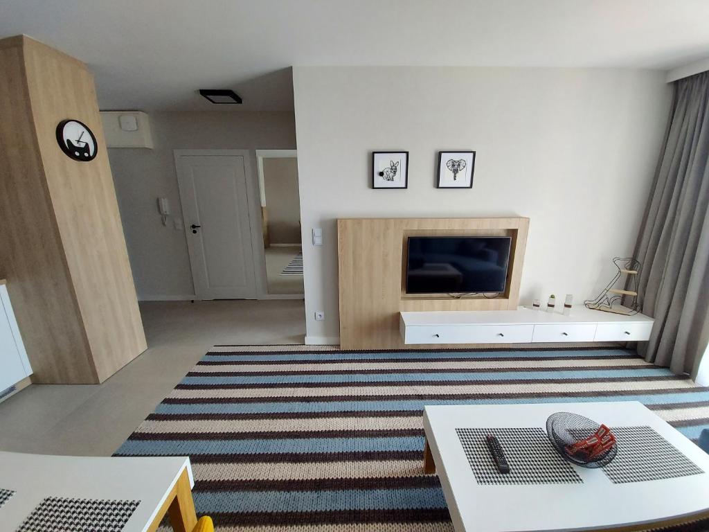 Televízia a/alebo spoločenská miestnosť v ubytovaní Międzyzdroje - Bel Mare Resort - Apartament Prywatny LeBrosina