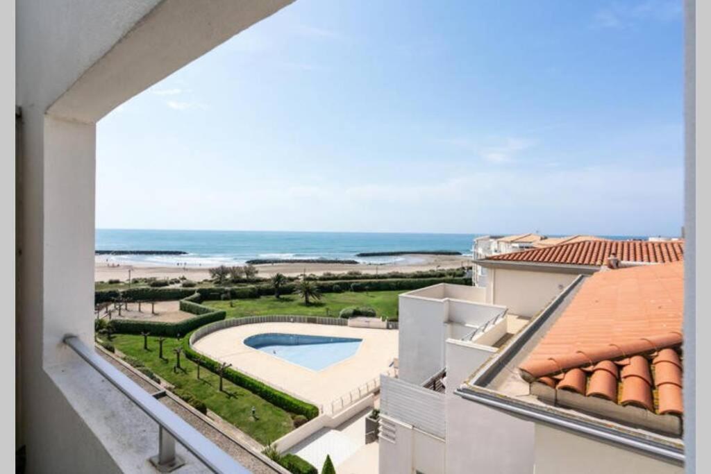 een uitzicht vanaf het balkon van een huis met een zwembad bij T4 Vue exceptionnelle sur le Golf du Lion in Cap d'Agde