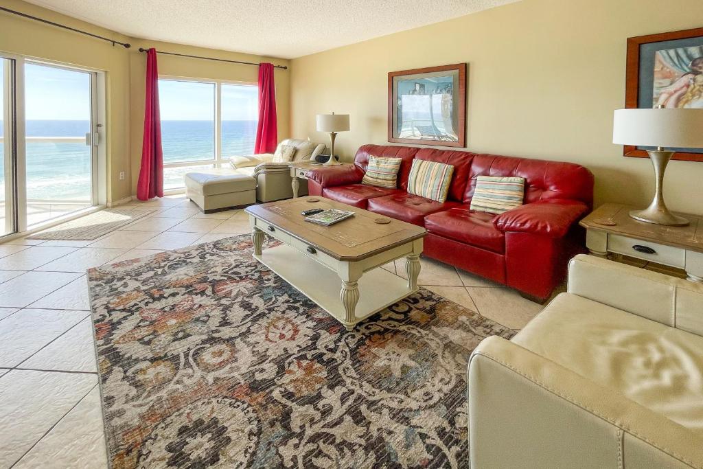 sala de estar con sofá rojo y mesa en Emerald Isle en Pensacola Beach