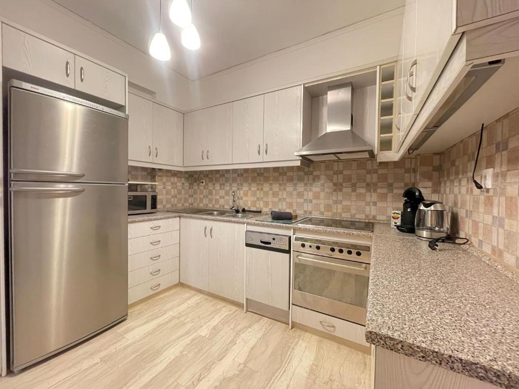 Kuchyňa alebo kuchynka v ubytovaní Cassiopeia - Glyfada Apartment