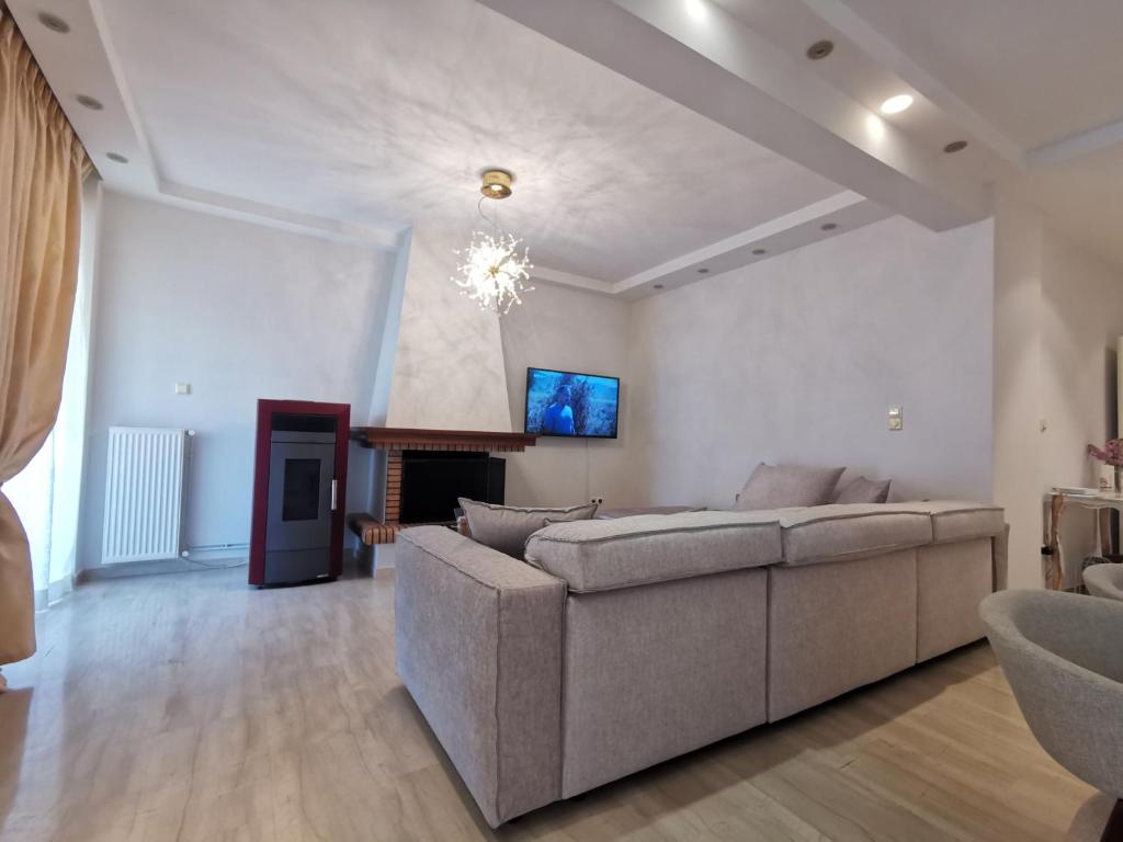 Televízia a/alebo spoločenská miestnosť v ubytovaní Cassiopeia - Glyfada Apartment