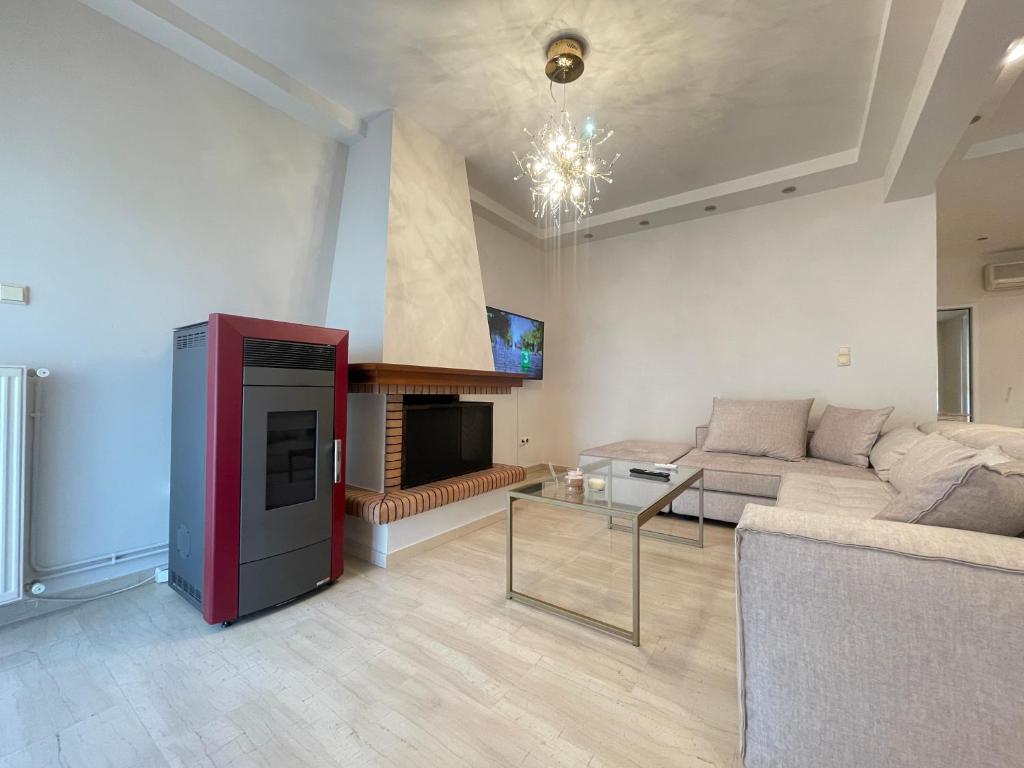 Televízia a/alebo spoločenská miestnosť v ubytovaní Cassiopeia - Glyfada Apartment