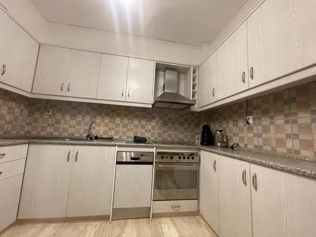Kuchyňa alebo kuchynka v ubytovaní Cassiopeia - Glyfada Apartment