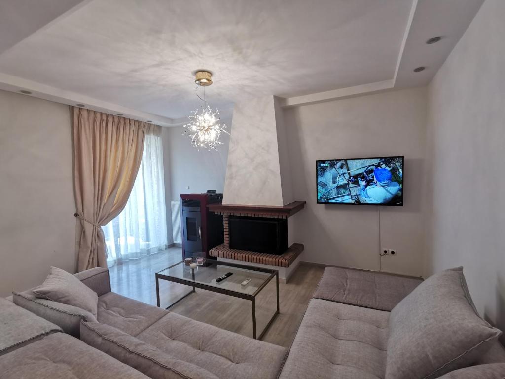 Televízia a/alebo spoločenská miestnosť v ubytovaní Cassiopeia - Glyfada Apartment