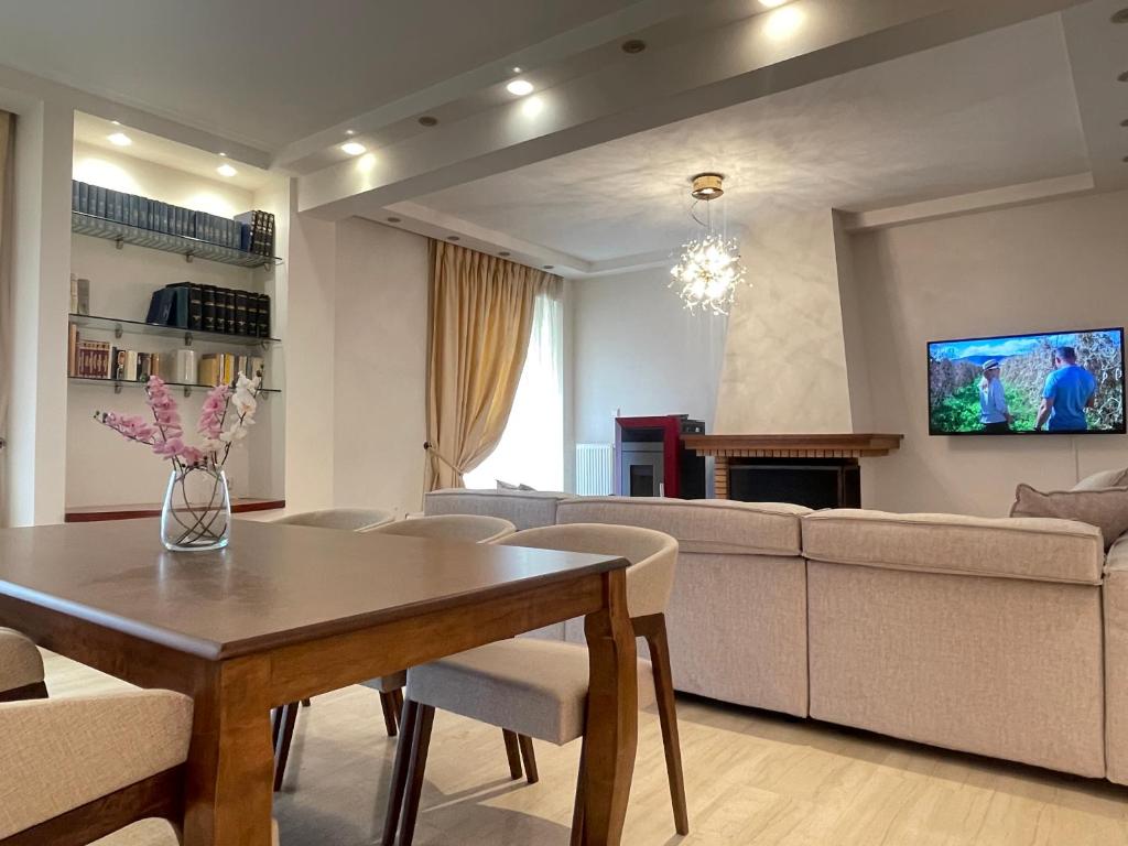 Televízia a/alebo spoločenská miestnosť v ubytovaní Cassiopeia - Glyfada Apartment