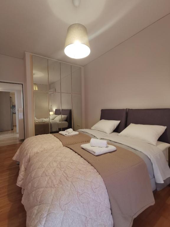Posteľ alebo postele v izbe v ubytovaní Cassiopeia - Glyfada Apartment