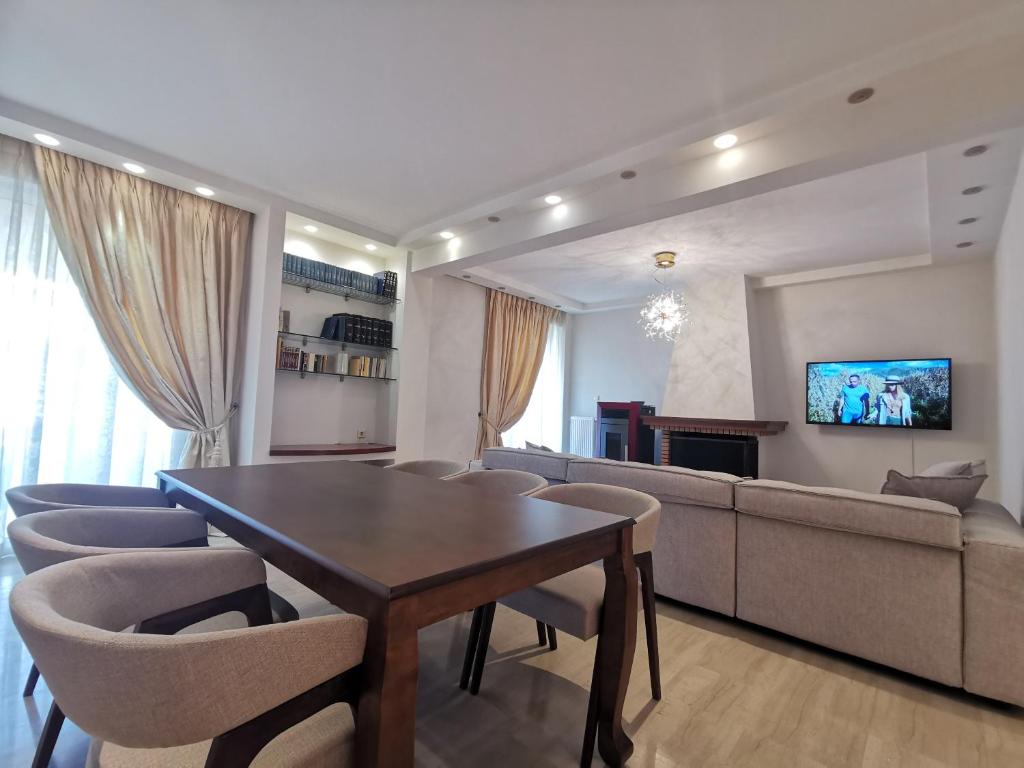 Televízia a/alebo spoločenská miestnosť v ubytovaní Cassiopeia - Glyfada Apartment