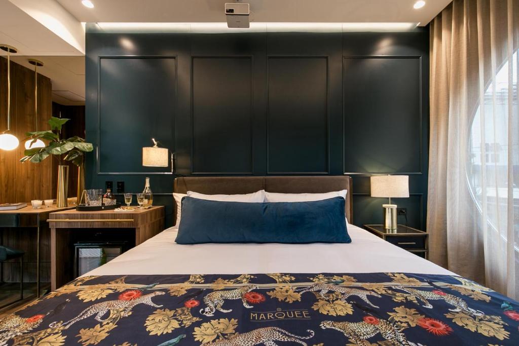 Postel nebo postele na pokoji v ubytování Hotel Marquee Medellín