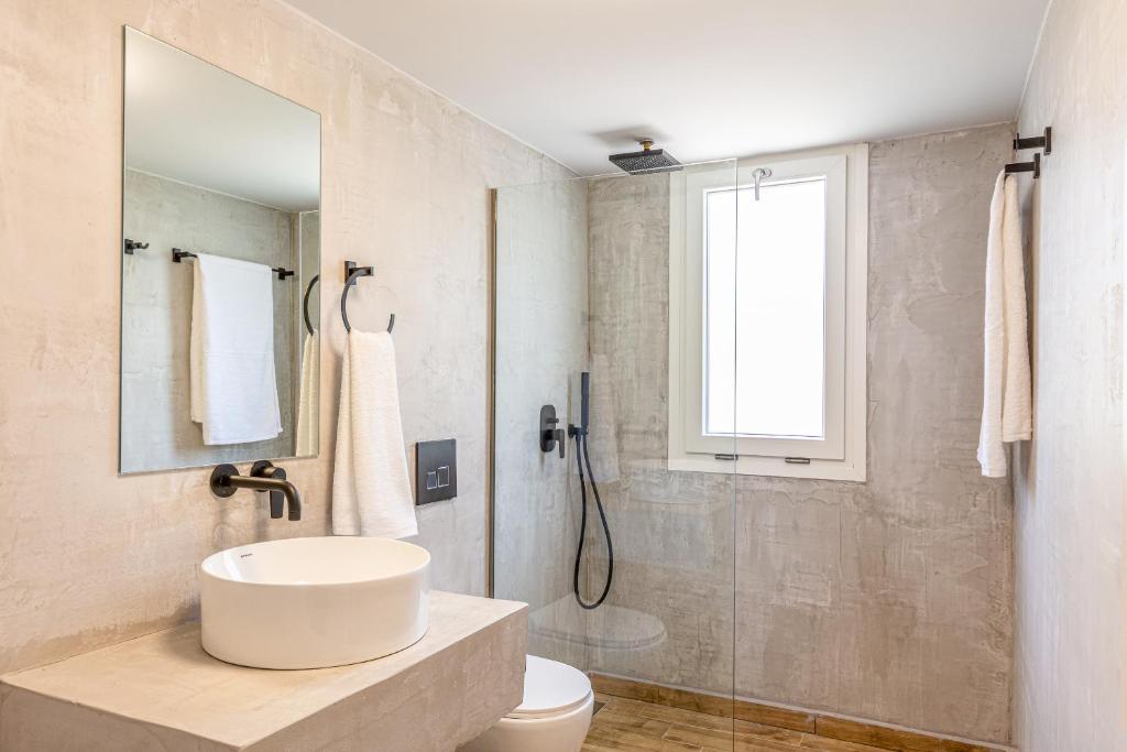 Kúpeľňa v ubytovaní Queen's Gem Luxury Villa - Heated Jacuzzi & Pool