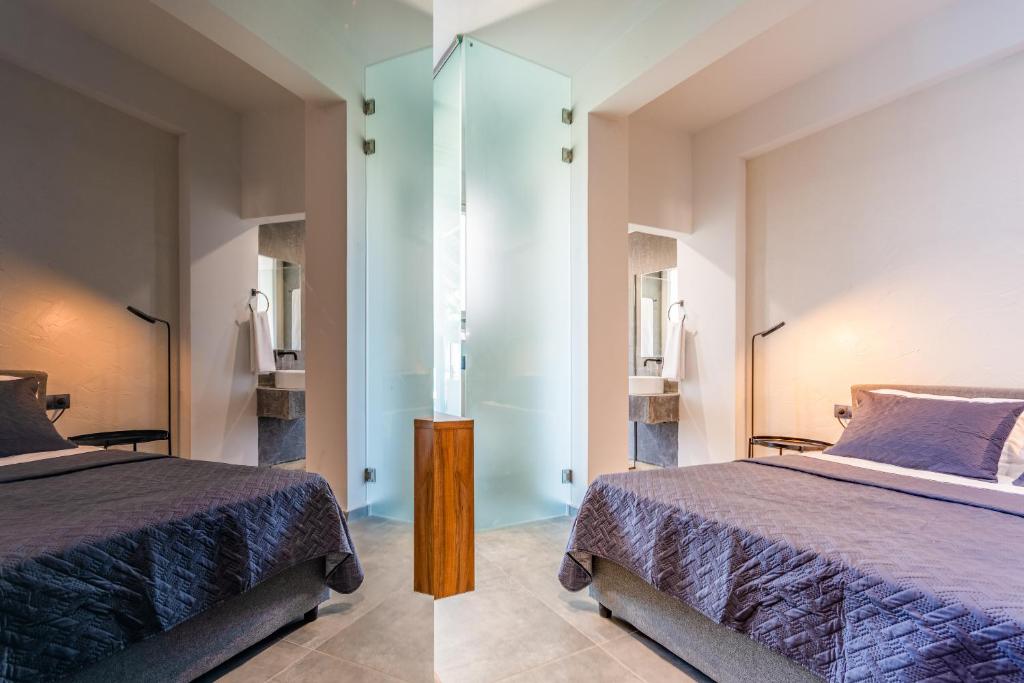 Posteľ alebo postele v izbe v ubytovaní Queen's Gem Luxury Villa - Heated Jacuzzi & Pool