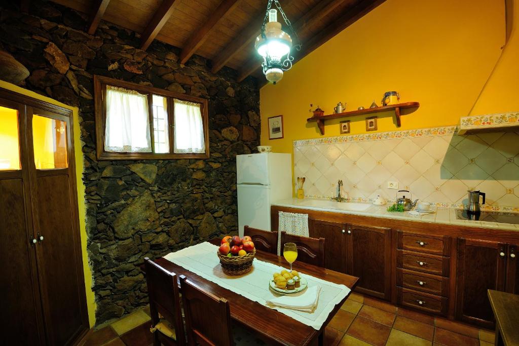 A kitchen or kitchenette at Finca La Majadera