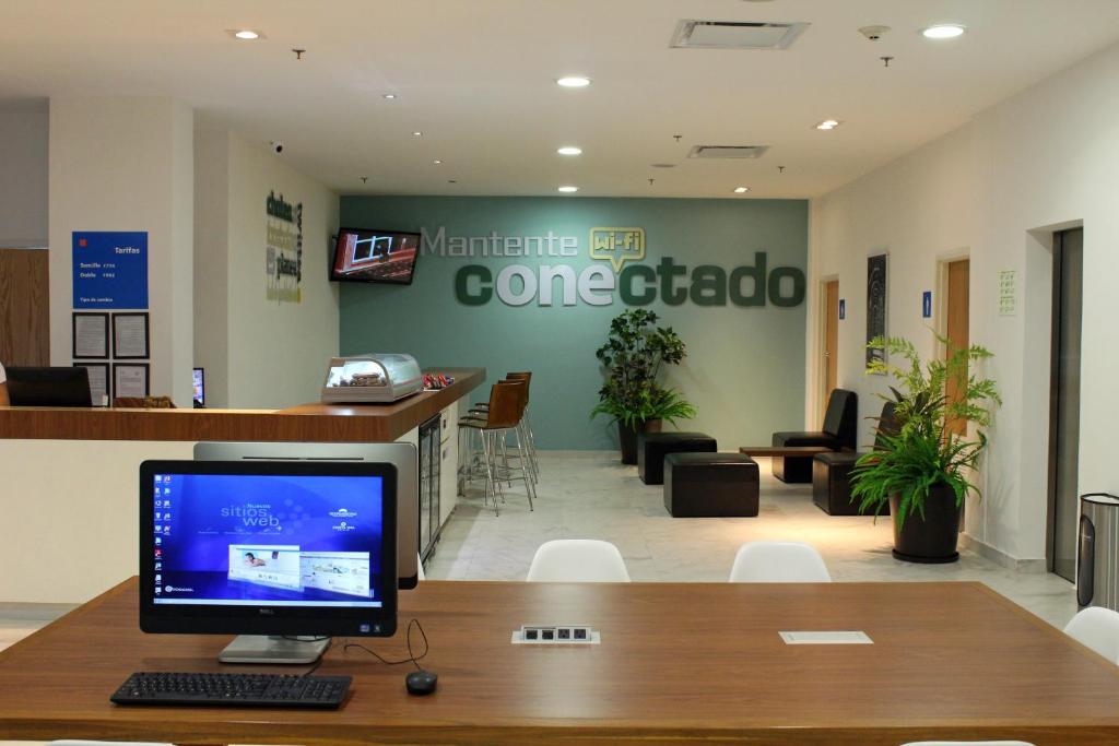TV a/nebo společenská místnost v ubytování One Guadalajara Tapatio