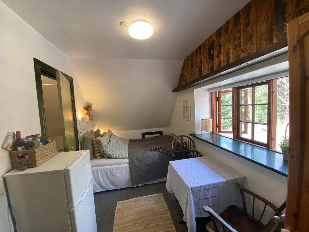 Uma cama ou camas num quarto em Borgdal