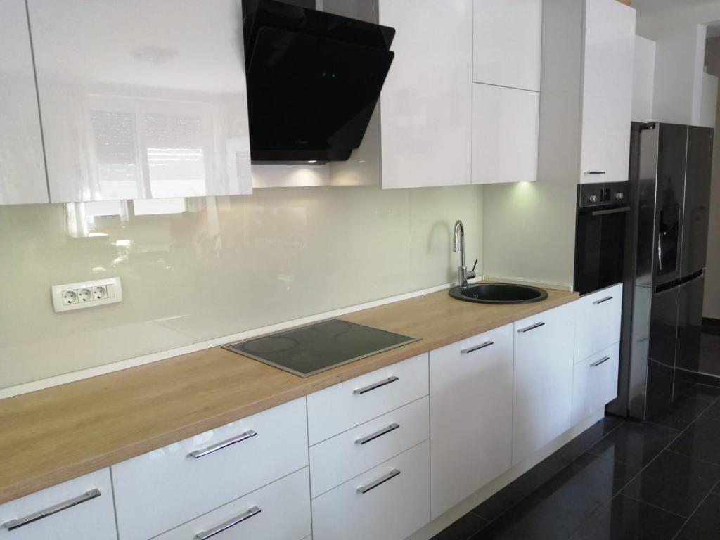 Kuchyň nebo kuchyňský kout v ubytování Apartmani Jukic