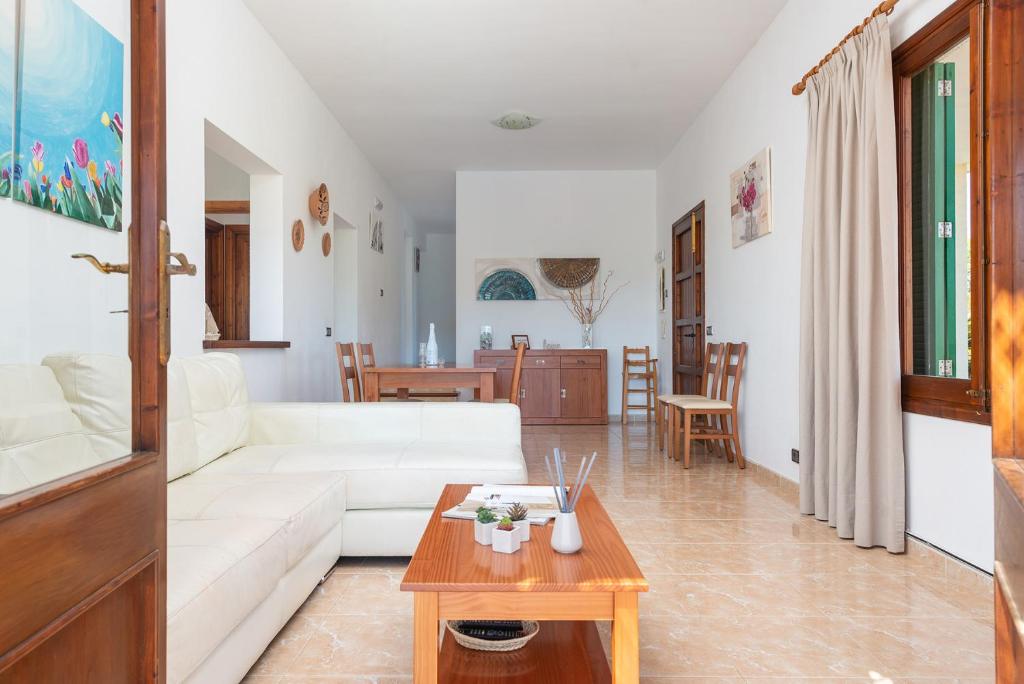 Posezení v ubytování Son Rotger, villa Tía Catalina con piscina en Alcudia