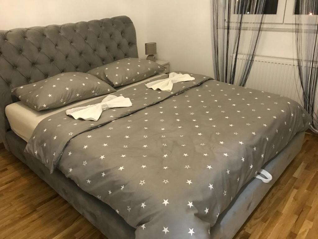 מיטה או מיטות בחדר ב-Apartment M&G Lux