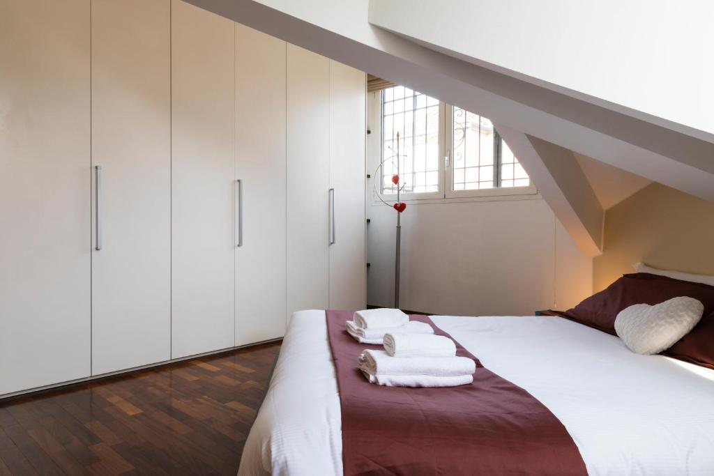 A bed or beds in a room at Oskar Home - TRE PONTI