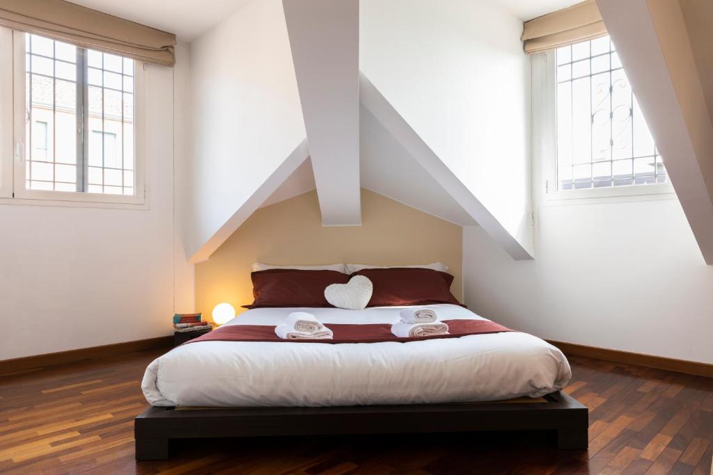 A bed or beds in a room at Oskar Home - TRE PONTI