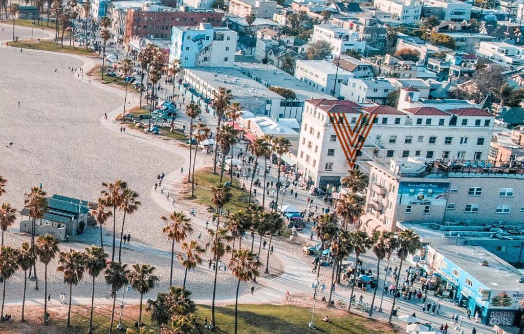 une vue aérienne sur une ville avec des palmiers et des bâtiments dans l'établissement Venice V Hotel, à Los Angeles