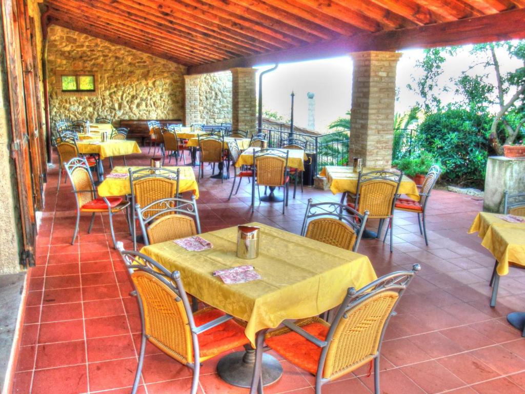 Restauracja lub miejsce do jedzenia w obiekcie Hotel Residence Villa Rioddi