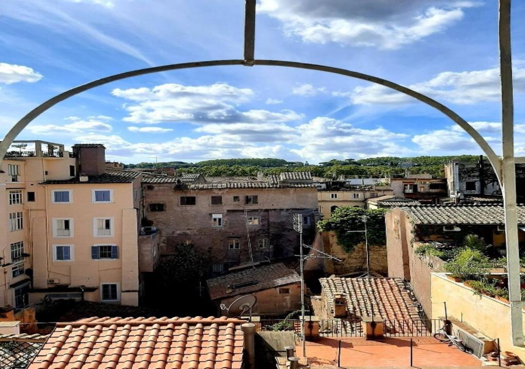 widok na miasto z łuku nad miastem w obiekcie Pellegrino 75 Double Bedroom w Rzymie