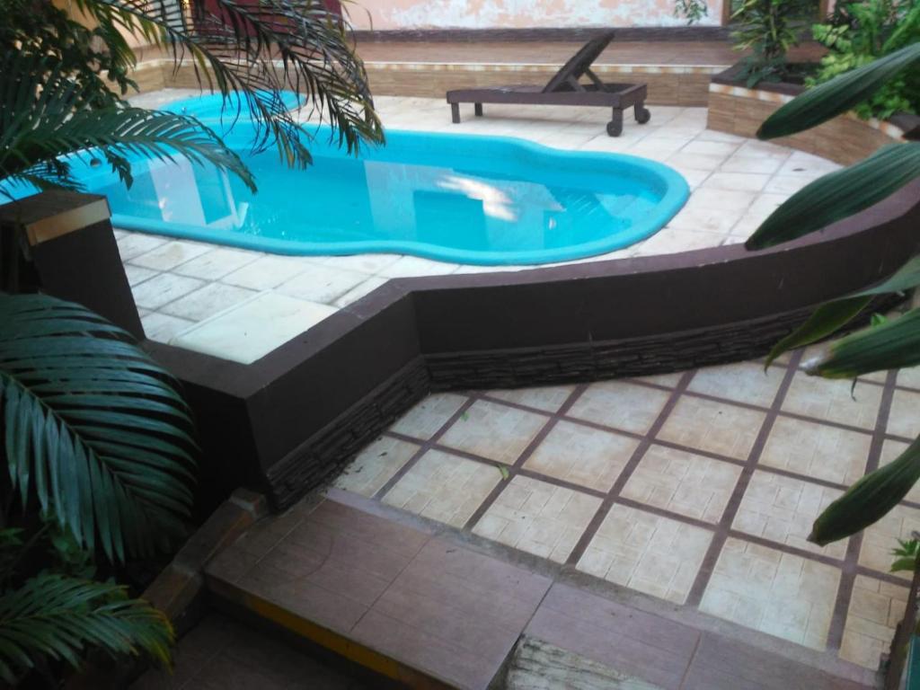 d'un bain à remous dans un jardin avec une terrasse. dans l'établissement El Uru Suite Hotel, à Puerto Iguazú