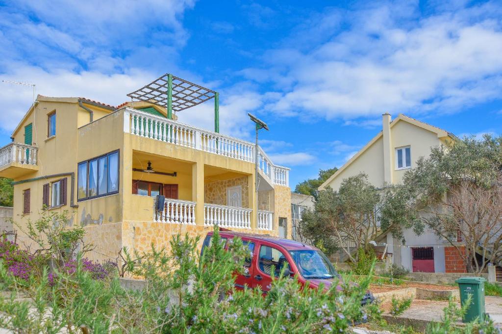 uma casa com um carro estacionado em frente em House Petra em Zirje