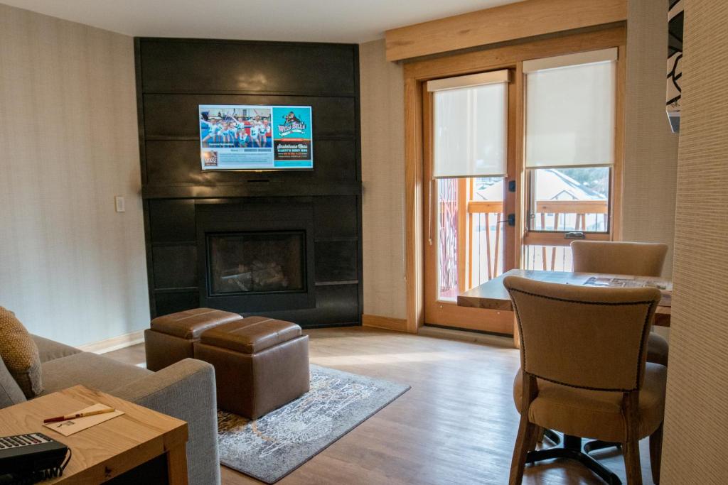 TV a/nebo společenská místnost v ubytování Moose Hotel and Suites