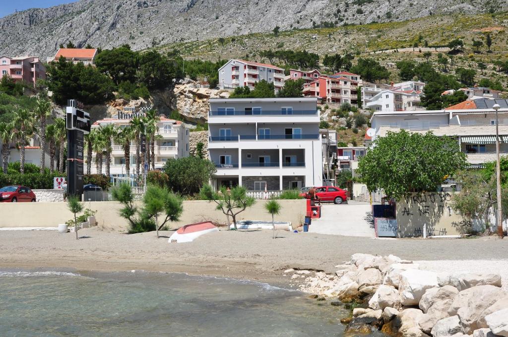 un edificio su una spiaggia vicino all'acqua di Deluxe apartment White Angel a Duće