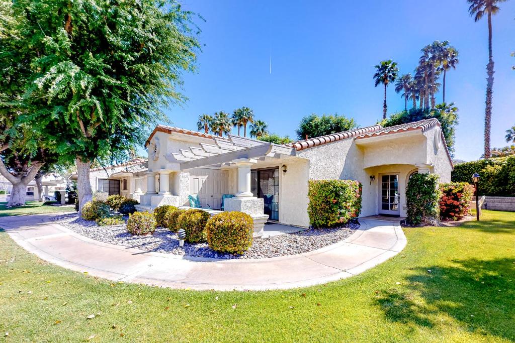 ein weißes Haus mit Bäumen und Palmen in der Unterkunft Mesquite Bungalow Permit# 1784 in Palm Springs