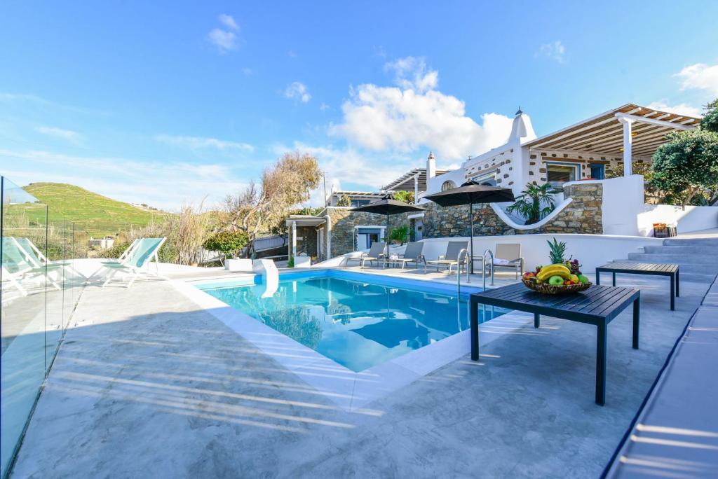 Basen w obiekcie Villa Irina Mykonos lub w pobliżu