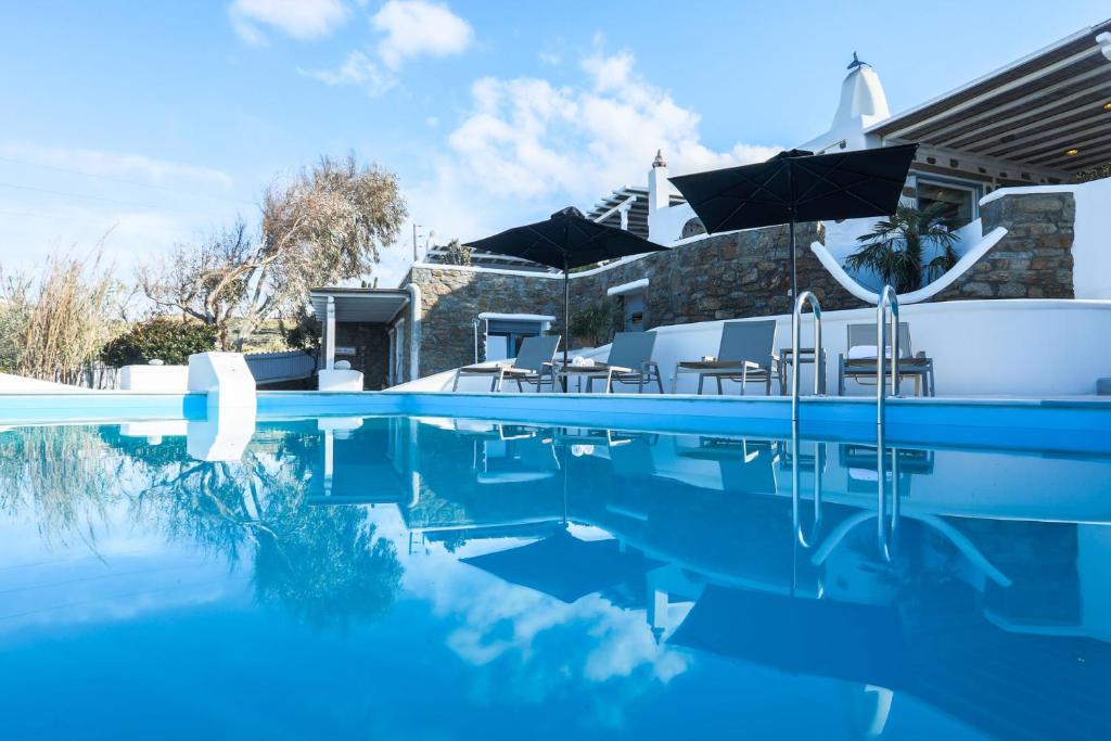 Basen w obiekcie Villa Irina Mykonos lub w pobliżu