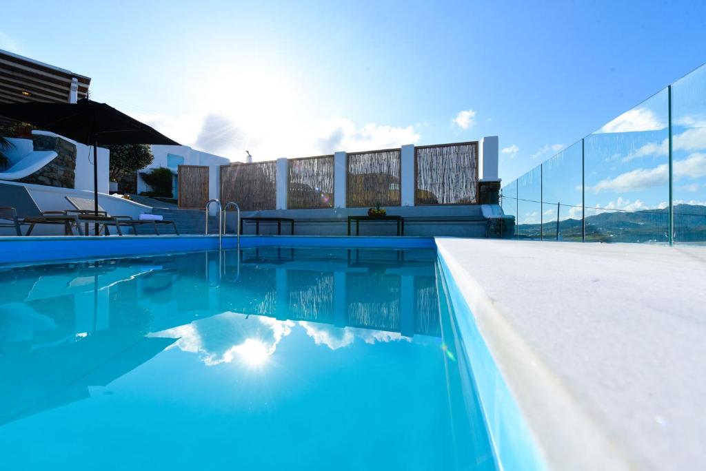 Basen w obiekcie Villa Irina Mykonos lub w pobliżu