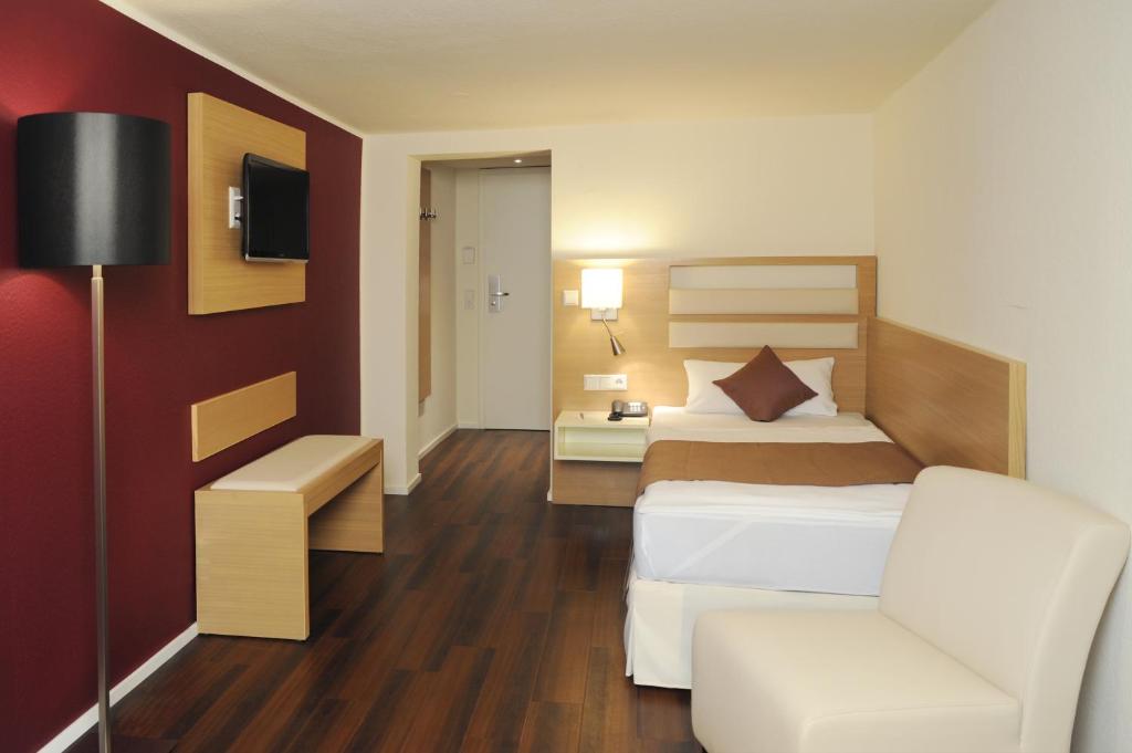 Postel nebo postele na pokoji v ubytování Hotel Goldener Knopf