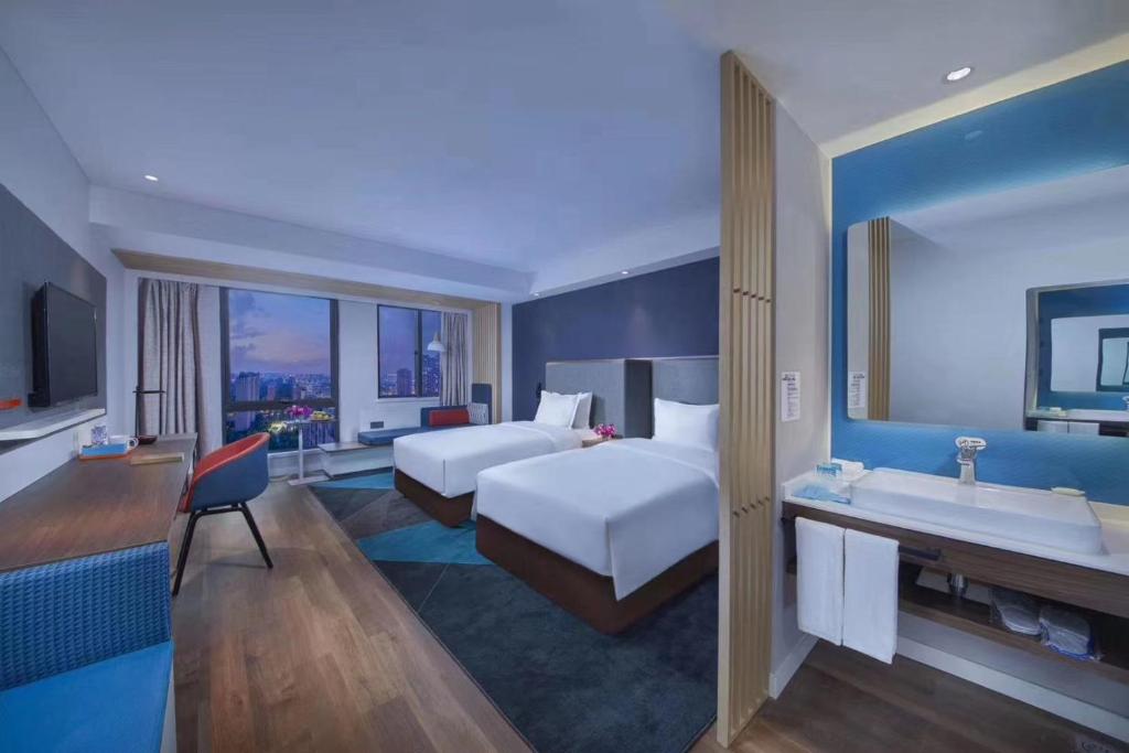 Postel nebo postele na pokoji v ubytování Holiday Inn Express - Wuhan Optical Valley by IHG