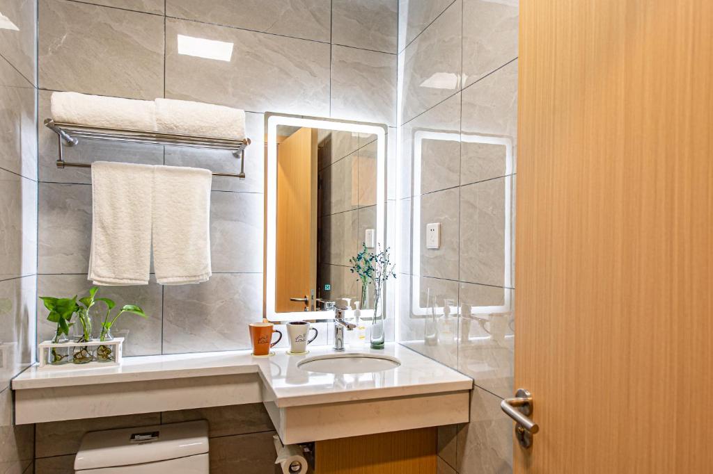 Shanghai JOYFUL YARD Hotel-Free shuttle bus from Pudong Airport and Disneylan - Deluxe Zimmer Mit Queensize-Bett