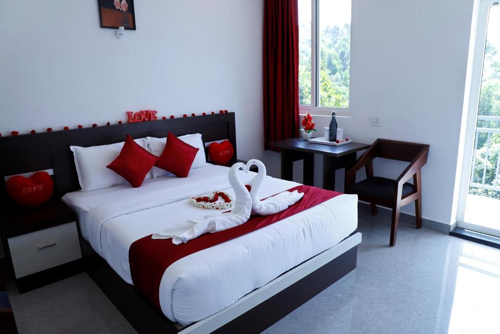 una camera da letto con un letto con due cigni sopra di Casillda Munnar a Munnar