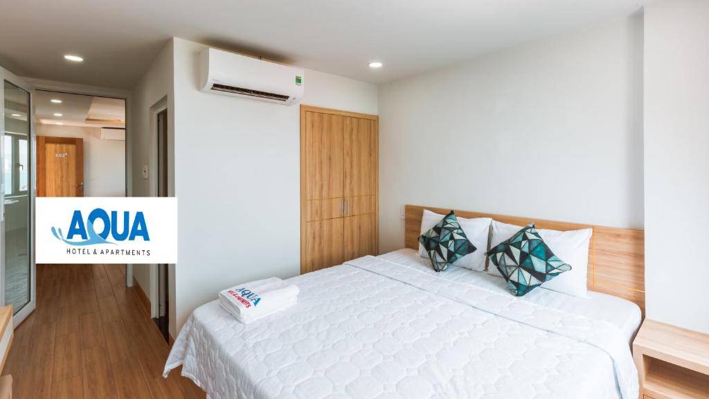 Giường trong phòng chung tại AQUA Seaview Hotel