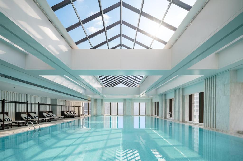 Bazén v ubytování Fairmont Wuhan nebo v jeho okolí