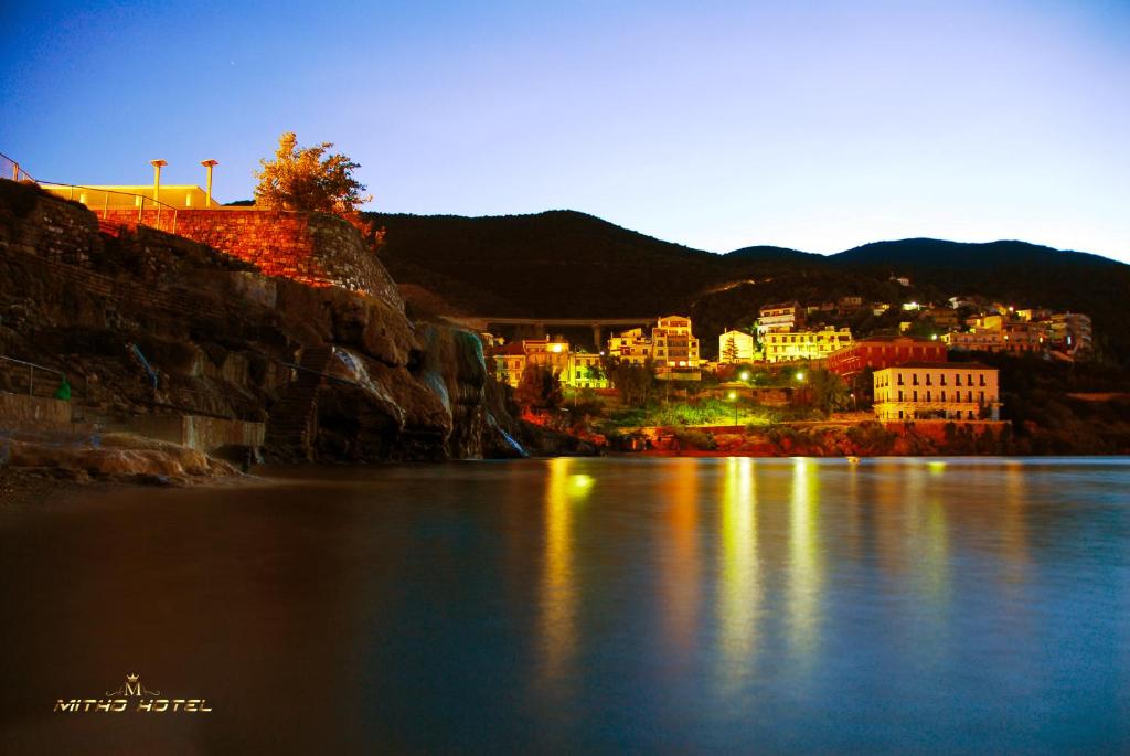 une vue sur une rivière avec une ville en arrière-plan dans l'établissement Mitho Hotel Spa, à Loutra Edipsou