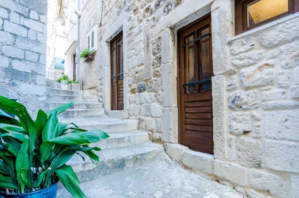 een fabriek voor een gebouw met een deur bij Holiday Home St George in Dubrovnik