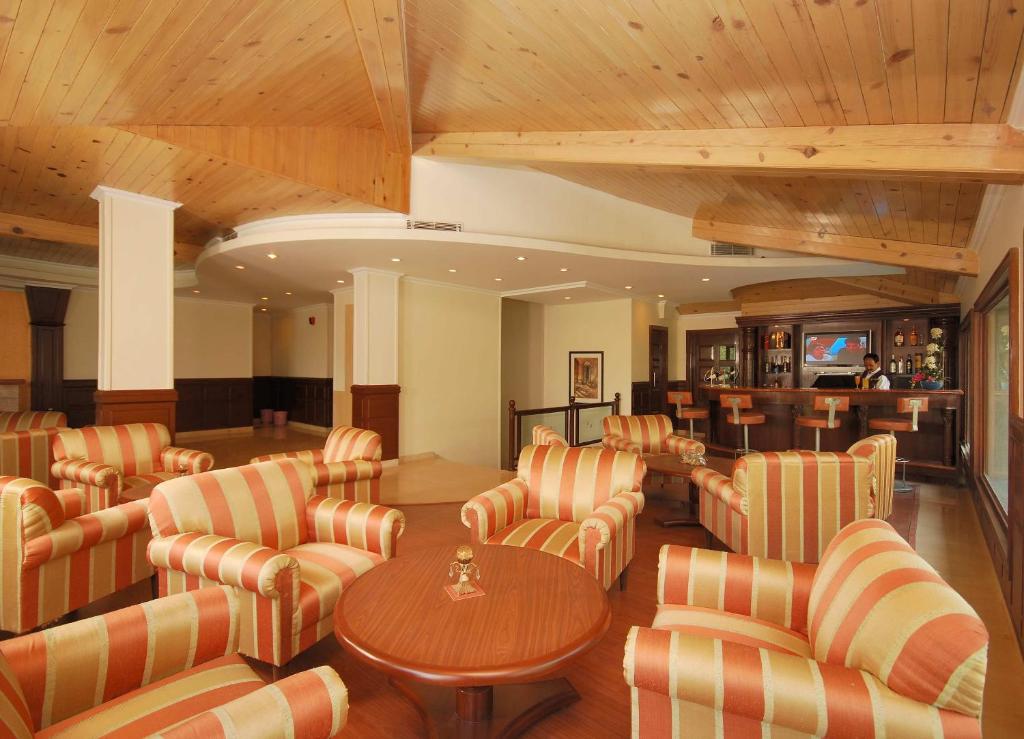 Posezení v ubytování Madhuban Sarovar Portico Mussoorie